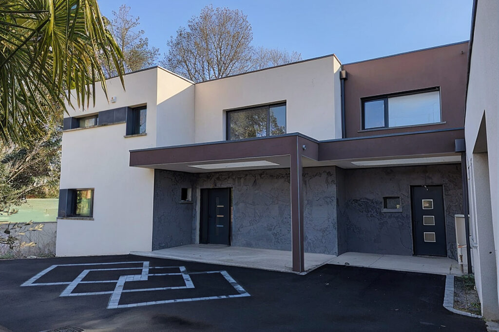 Finition enduit moderne sur maison à toit plat